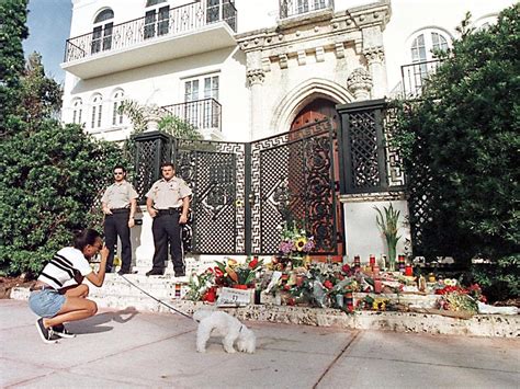 gianni versace assassinio colomba|versace the mansion.